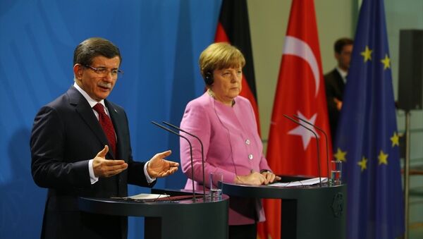 Başbakan Ahmet Davutoğlu Avrupa ülkelerini kapsayan resmi ziyareti kapsamında Almanya'nın başkenti Berlin'de, Almanya Başbakanı Angela Merkel ile bir araya geldi. - Sputnik Türkiye