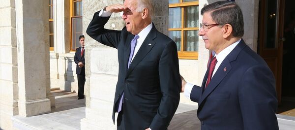 Başbakan Ahmet Davutoğlu ile ABD Başkan Yardımcısı Joe Biden (solda), Dolmabahçe'deki Başbakanlık Çalışma Ofisi'nde bir araya geldi. Başbakan Ahmet Davutoğlu ile ABD Başkan Yardımcısı Joe Biden (solda), Dolmabahçe'deki Başbakanlık Çalışma Ofisi'nde bir araya geldi. - Sputnik Türkiye