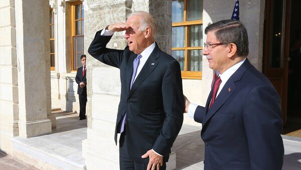 Başbakan Ahmet Davutoğlu ile ABD Başkan Yardımcısı Joe Biden (solda), Dolmabahçe'deki Başbakanlık Çalışma Ofisi'nde bir araya geldi. - Sputnik Türkiye