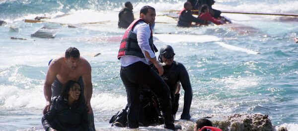 Nisan 2015'te Rodos açıklarında parçalanan sığınmacı teknesindeki hamile bir kadını kurtaran Antonis Deligiorgis, bu fotoğrafla hafızalara kazınmıştı. - Sputnik Türkiye