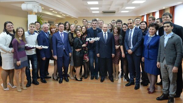 Rusya Devlet Başkanı Vladimir Putin, Kuzey Kafkasya Federal Üniversitesi'nde öğrencilerle bir araya geldi. - Sputnik Türkiye