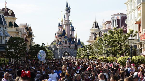 Paris'teki Disneyland'de silahlı bir kişi gözaltına alındı - Sputnik Türkiye