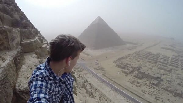 Andrey Çiselskiy isimli 18 yaşındaki bir turist, Mısır’ın Gize kentinde bulunan 146 metre yükseklikteki piramide tırmandı. - Sputnik Türkiye