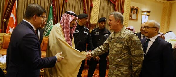 Başbakan Ahmet Davutoğlu - Kral Selman bin Abdulaziz - Başbakan Yardımcısı Lütfi Elvan - Genelkurmay Başkanı Orgeneral Hulusi Akar - Sputnik Türkiye
