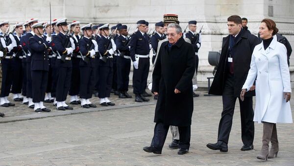 Küba Devlet Başkanı Raul Castro, Fransa ziyaretinde İsimsiz Asker Anıtı'nda düzenlenen törene katıldı. - Sputnik Türkiye