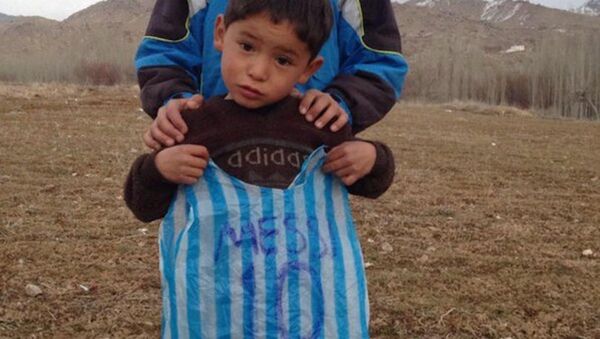 Messi hayranı Afgan çocuk, kendisine plastik poşetten forma yapmıştı. - Sputnik Türkiye