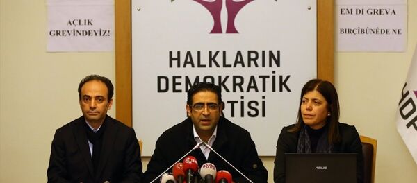HDP Grup Başkanvekili İdris Baluken (ortada), HDP Adana Milletvekili Meral Danış Beştaş (sağda) ve HDP Şanlıurfa Milletvekili Osman Baydemir (solda), HDP Grup Toplantı Salonunda basın toplantısı düzenledi. - Sputnik Türkiye