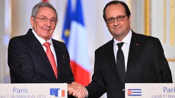 Fransız Cumhurbaşkanı François Hollande (sağda) Başkent Paris'teki Elysee Sarayı'nda Küba Devlet Başkanı Raul Castro (solda) ile bir araya geldi. İkili görüşmenin ardından ortak basın toplantısı düzenledi. - Sputnik Türkiye