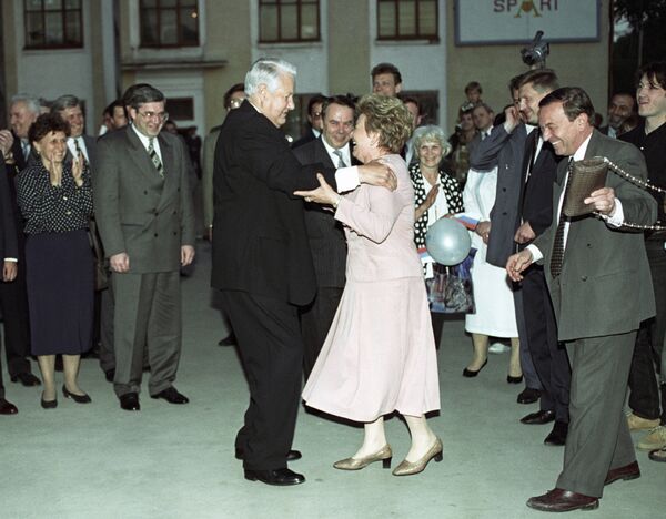 Rusya Devlet Başkanı Yeltsin eşiyle dans ediyor. - Sputnik Türkiye