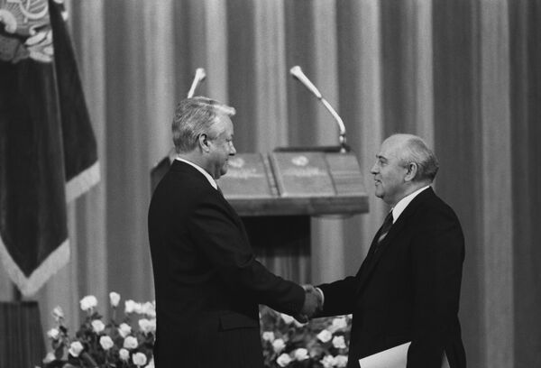 Mikhail Gorbaçev Boris Yeltsin’i Devlet Başkanı görevine başlama töreni sırasında tebrik ediyor, 10 Temmuz 1991 - Sputnik Türkiye