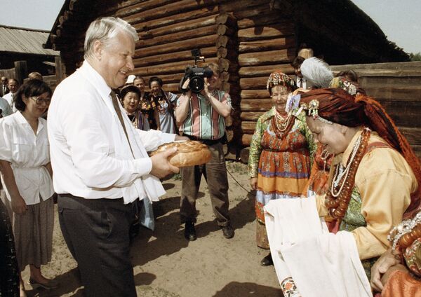 Rusya Devlet Başkanı Boris Yeltsin 1992 yılında Rusya şehirleri gezisi kapsamında ziyaret ettiği Ulan Ude şehrinin çevresindeki Etnografya Müzesi’nde ekmek ve tuzla karşılanıyor. - Sputnik Türkiye