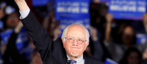 Sonucu sağ yumruğunu havaya kaldırarak kutlayan Sanders, Iowa'nın bugün başlattığı şeyin adının siyasi devrim olduğunu söyledi. - Sputnik Türkiye