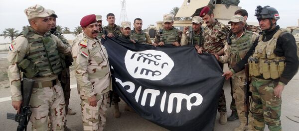 Irak askerleri, IŞİD’den geri aldıkları Ramadi’de bir binadan indirdikleri örgüt bayrağı ile poz verdi - Sputnik Türkiye