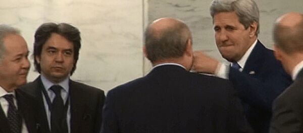 John Kerry, Feridun Sinirlioğlu'nu yumrukla selamladı. John Kerry, Feridun Sinirlioğlu'nu yumrukla selamladı. - Sputnik Türkiye