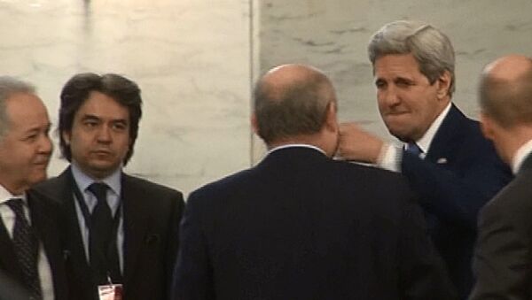 John Kerry, Feridun Sinirlioğlu'nu yumrukla selamladı. - Sputnik Türkiye