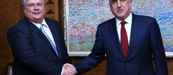 Azerbaycan Dışişleri Bakanı Elmar Memmedyarov (sağda),resmi temaslarda bulunmak üzere Azerbaycan'a gelen Yunanistan Dışişleri Bakanı Nikos Kotzias (solda) ile görüştü. - Sputnik Türkiye