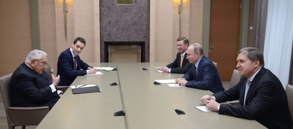 Rusya Devlet Başkanı Vladimir Putin- Eski ABD Dışişleri Bakanı Henry Kissenger Rusya Devlet Başkanı Vladimir Putin- Eski ABD Dışişleri Bakanı Henry Kissenger - Sputnik Türkiye