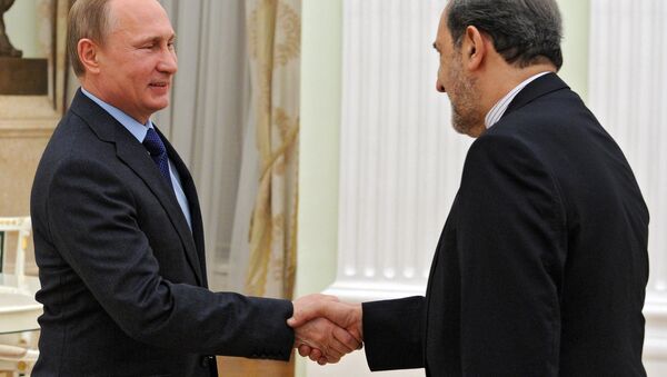 Rusya Devlet Başkanı Vladimir Putin ve İran'ın dini lideri Hamaney'in danışmanı Ali Ekber Velayeti. - Sputnik Türkiye