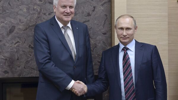 Bavyera Eyaleti Başbakanı Horst Seehofer, Rusya Devlet Başkanı Vladimir Putin'le görüştü. - Sputnik Türkiye