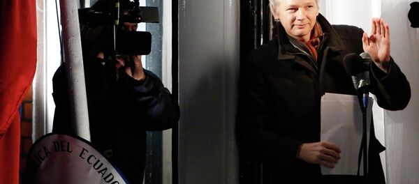 WikiLeaks founder Julian Assange gestures from the balcony of Ecuador's Embassy as he makes a speech in central London, in this file photograph dated December 20, 2012 - Sputnik Türkiye