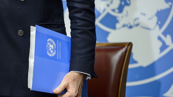 UN Syria envoy Staffan De Mistura's hands holds documents at the United Nations Offices on January 25, 2016 in Geneva during a press conference on efforts to restart peace talks. - Sputnik Türkiye