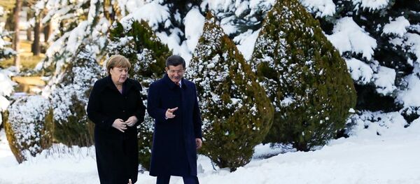 Almanya Başbakanı Angela Merkel ve Başbakan Ahmet Davutoğlu - Sputnik Türkiye