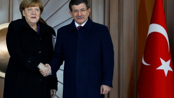 Almanya Başbakanı Angela Merkel ve Başbakan Ahmet Davutoğlu - Sputnik Türkiye