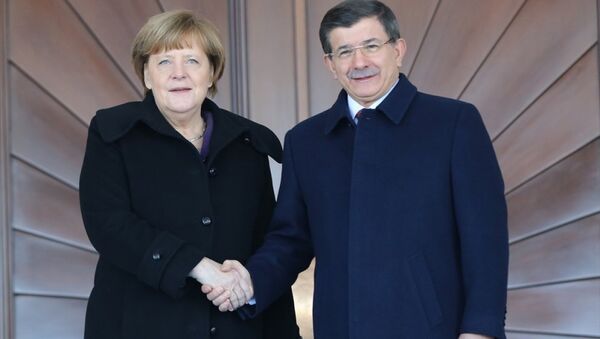 Almanya Başbakanı Angela Merkel ve Başbakan Ahmet Davutoğlu - Sputnik Türkiye