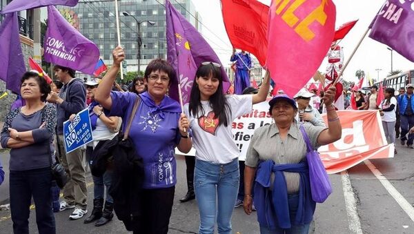 Erdoğan'ın korumalarının darp ettiği Ekvador Kadın Hareketi temsilcisi ve eski Meclis üyesi olan Cecilia Jaramillo (solda) - Sputnik Türkiye