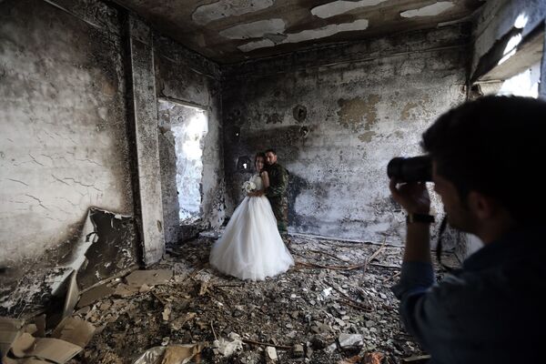Harabeye dönen Humus’tan düğün fotoğrafları - Sputnik Türkiye