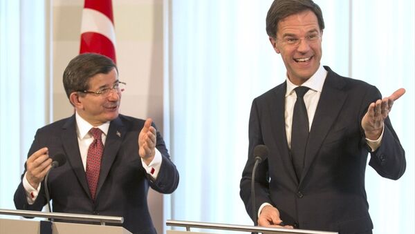 Başbakan Ahmet Davutoğlu, Hollanda'nın Lahey şehrindeki temasları çerçevesinde, Hollanda Başbakanı Mark Rutte ile Başbakanlık Konutu'nda görüştü. - Sputnik Türkiye
