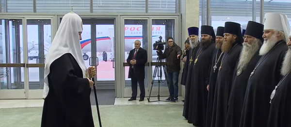 Rus Ortodoks Kilisesi lideri Patrik Kirill yarın Katoliklerin lideri Papa Francis'le gerçekleştireceği tarihi görüşme için Küba’ya gitmek üzere yola çıktı. - Sputnik Türkiye