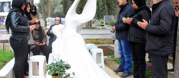 Özgecan Aslan, mezarı başında anıldı - Sputnik Türkiye