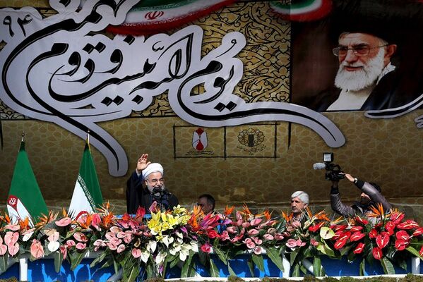 İran'da İslam Devrimi'nin 37. yıldönümünde düzenlenen törende Cumhurbaşkanı Hasan Ruhani konuşma yaptı. - Sputnik Türkiye