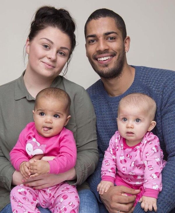 Hannah Yarker, Kyle Armstrong ve ikizleri Anaya ile Myla - Sputnik Türkiye