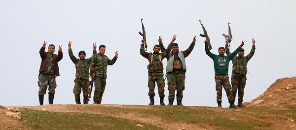 Halep’in kuzeyindeki Kiffin kasabasını geri alan Suriye ordusu askerleri - Sputnik Türkiye