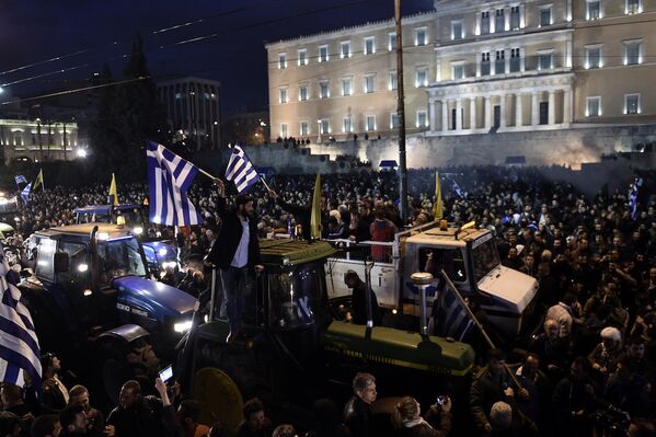 Yunan çiftçilerin eylemleri devam ediyor, traktörler Atina sokaklarında - Sputnik Türkiye