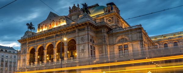 Viyana Devlet Operası önündeki durakta tramvay bekleyen kadınlar - Sputnik Türkiye