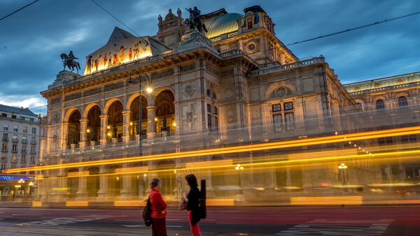Viyana Devlet Operası önündeki durakta tramvay bekleyen kadınlar - Sputnik Türkiye