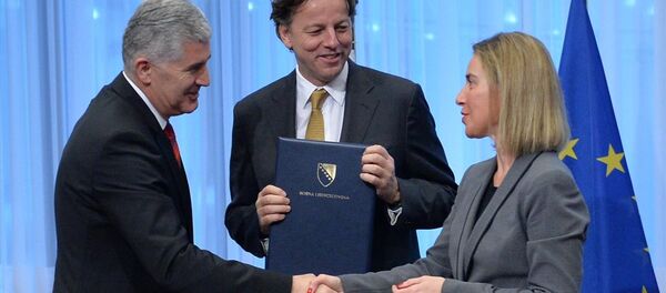 Bosna Hersek Başkanlık Konseyi Dönem Başkanı Dragan Çovic - AB Dış İlişkiler Yüksek Temsilcisi Federica Mogherini - AB dönem başkanı Hollanda Dışişleri Bakanı Bert Koenders - Sputnik Türkiye