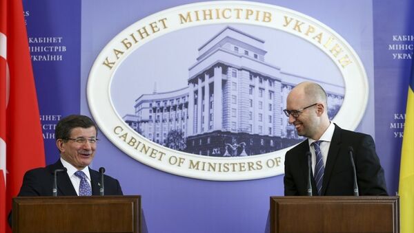 Başbakan Ahmet Davutoğlu, Ukrayna Başbakanlık binasında Ukrayna Başbakanı Arseniy Yatsenyuk ile baş başa görüşmesinin ardından düzenlenen ortak basın toplantısında konuştu. - Sputnik Türkiye