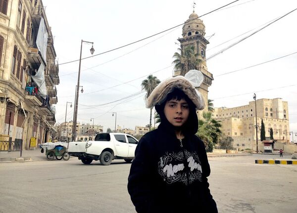 Halep’in tarihi merkezinde, Saat Kulesi yakınlarında bir erkek çocuğu. - Sputnik Türkiye