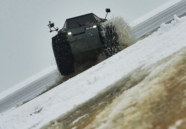 Sherp ATV aracı hem karada, bataklıkta, karda, çamurda hem de su içinde her hangi derinlikte bulunan engelleri kolayca aşabiliyor. - Sputnik Türkiye