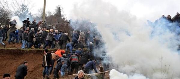 Artvin'de, Kafkasör Yaylası Cerattepe bölgesinde maden çıkarılması için şirket yetkililerinin, asker ve polis eşliğinde zırhlı araçlarla bölgeye gelişinde gerginlik çıktı. - Sputnik Türkiye