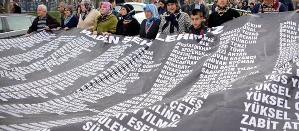 Soma'daki maden faciası davasının altıncı duruşmasının birinci oturumu başladı. Bu arada, duruşma öncesinde bazı madenci yakınları, KESK Şubeler Platformu, Akhisar Demokrasi Platformu ve Halkın Kurtuluş Partisi ile Manisa ADD Şubesi, Soma Sosyal Haklar Derneği üyelerinden oluşan grup, Akhisar Garı'ndan duruşma salonuna yürüdü. - Sputnik Türkiye