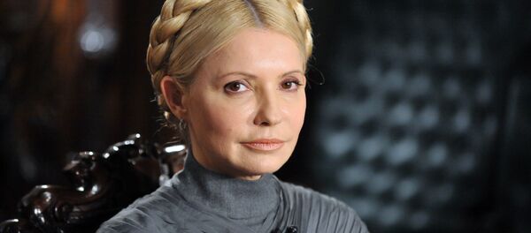 Eski Başbakan Timoşenko, başının tepesinde bağladığı örgülü saçlarının kendisine her şart altında rahatlık sağladığını ve uzun süreli bakım gerektirmediğini de ekledi.  - Sputnik Türkiye