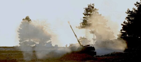 Türk Silahlı Kuvvetleri’nin (TSK) Kilis sınır hattında konuşlu birliklerinden Fırtına obüsleriyle, Halep'e bağlı Azez ilçesindeki PYD hedeflerine gerçekleştirilen top atışları devam ediyor. - Sputnik Türkiye