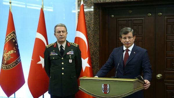 Genelkurmay Başkanı Hulusi Akar ve Başbakan Ahmet Davutoğlu - Sputnik Türkiye