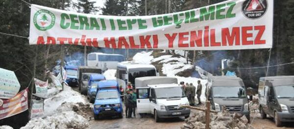 Artvin’in Kafkasör Yaylası Cerattepe mevkiine iki gündür çevreci gruplara polis ve jandarmanın coplu ve gazlı müdahalesinin ardından, maden şirketi ekipleri polis ve jandarmanın koruması altında şantiye kurma çalışmalarına başladı. - Sputnik Türkiye