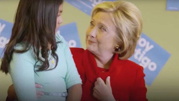 ABD’de Demokratların başkan adaylarından Hillary Clinton, ailesinin sınır dışı edilmesinden endişelenen gözü yaşlı göçmen kızı teselli etti. - Sputnik Türkiye